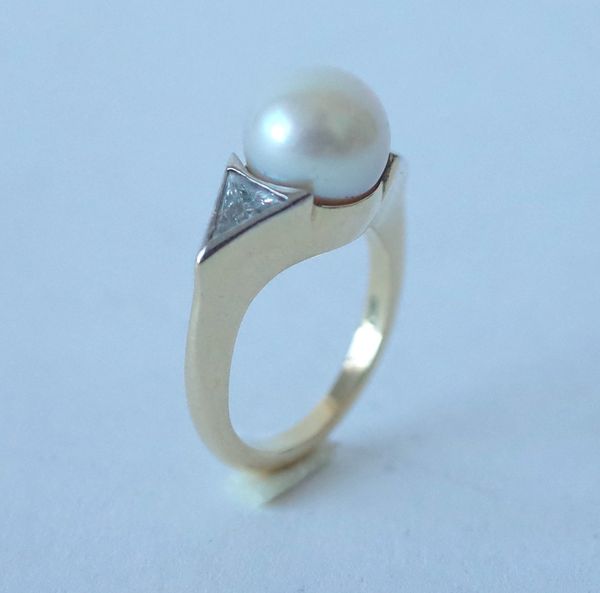 AN 18CT GOLD, DIAMOND AND CULTURED PEARL RING