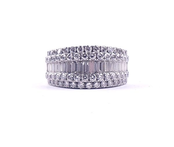 A WHITE GOLD AND DIAMOND SET RING