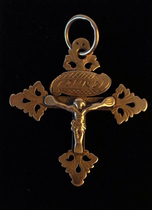 A GOLD PENDANT CRUCIFIX