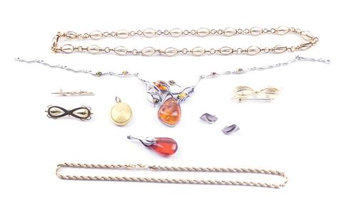 A GROUP OF JEWELLERY (9)