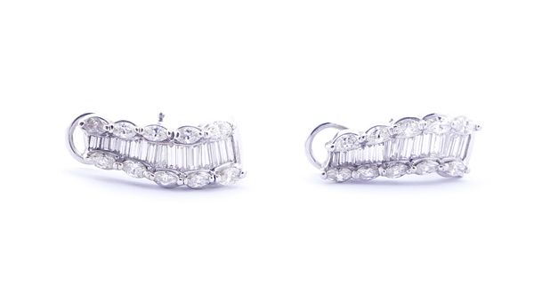 A PAIR OF WHITE GOLD AND DIAMOND SET EARCLIPS