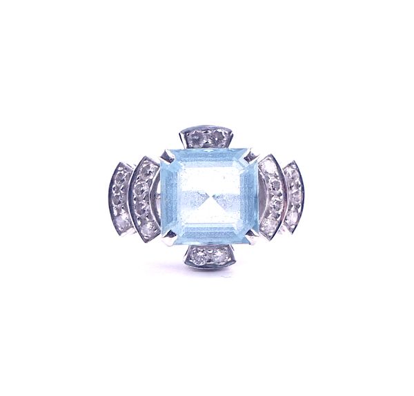 AN AQUAMARINE AND DIAMOND RING