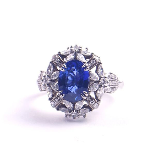 A PLATINUM, SAPPHIRE AND DIAMOND RING OF CLUSTER DESIGN