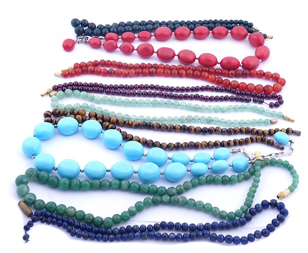 A COLLECTION OF NINE SINGLE ROW BEAD NECKLACES (9)