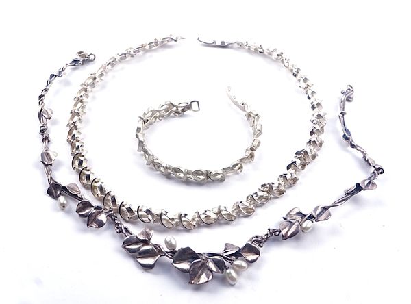 A SILVER COLLAR NECKLACE, A MATCHING BRACELET AND A SILVER AND FRESHWATER CULTURED PEARL NECKLACE (3)