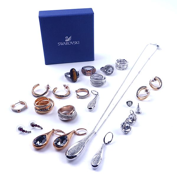 A GROUP OF FOURTEEN ITEMS OF SWAROVSKI CRYSTAL JEWELLERY AND TWO FURTHER RINGS (16)