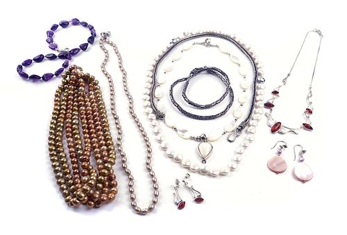 EIGHT NECKLACES AND TWO PAIRS OF EARRINGS (10)