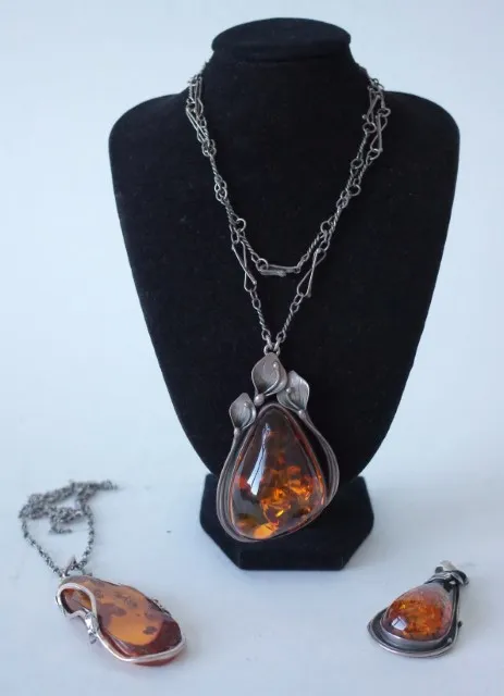 A SILVER AND RECONSTITUTED AMBER PENDANT NECKLACE AND TWO FURTHER ITEMS (3)