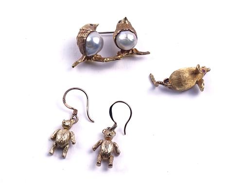 TWO GOLD BROOCHES AND A PAIR OF GOLD EARRINGS (3)