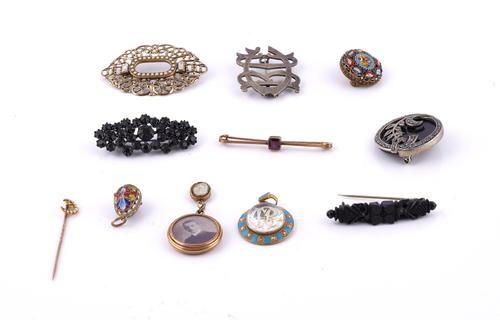 TWELVE ITEMS OF JEWELLERY (12)