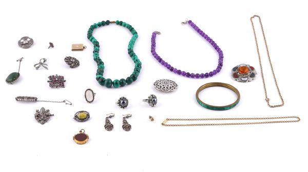 A GROUP OF JEWELLERY (22)