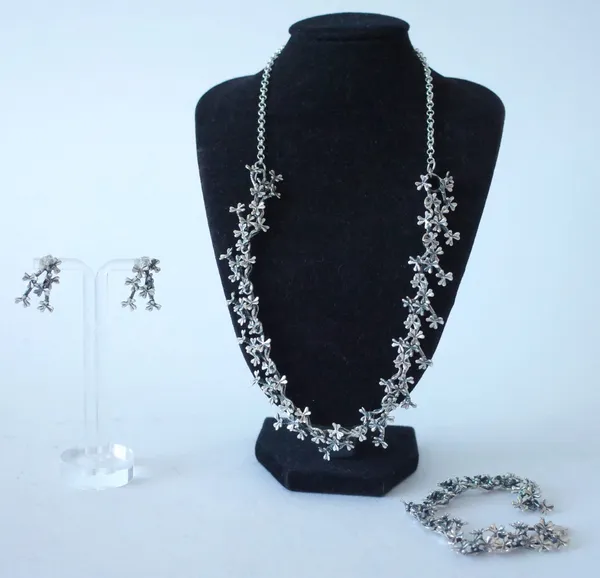 A SILVER NECKLACE  TOGETHER WITH A MATCHING BRACELET AND PAIR OF EARRINGS (3)