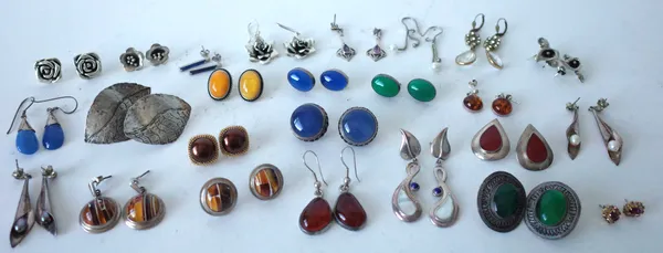A COLLECTION OF TWENTY-FIVE PAIRS OF EARRINGS (25)