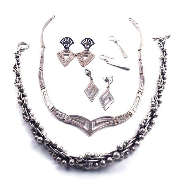 FIVE ITEMS OF SILVER JEWELLERY (5)