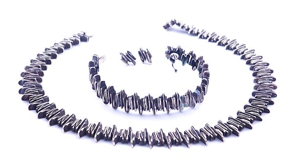 A SILVER COLLAR NECKLACE, A BRACELET AND A MATCHING PAIR OF EARRINGS  (3)