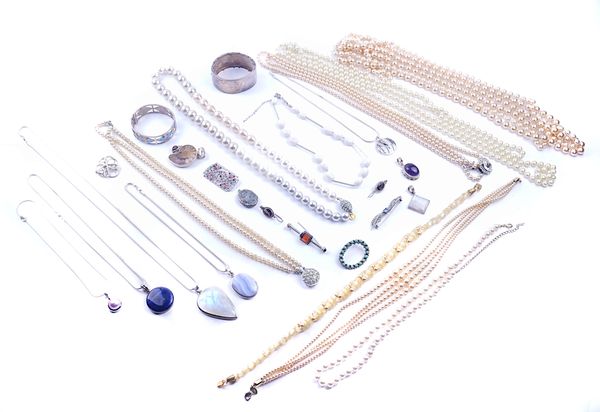 A GROUP OF JEWELLERY (27)