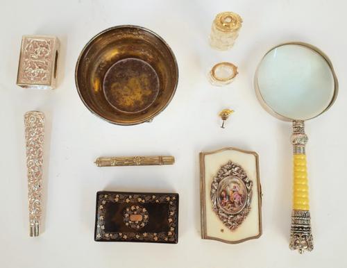 A TORTOISESHELL AND PIQUE INLAID BOX TOGETHER WITH VARIOUS OTHER ITEMS (9)