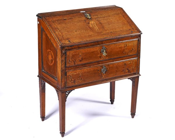 AN 18TH CENTURY ITALIAN MARQUETRY INLAID WALNUT BUREAU