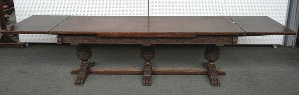 A 17TH CENTURY STYLE OAK DRAW LEAF EXTENDING DINING TABLE