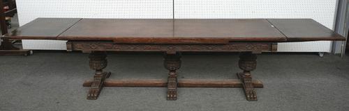 A 17TH CENTURY STYLE OAK DRAW LEAF EXTENDING DINING TABLE
