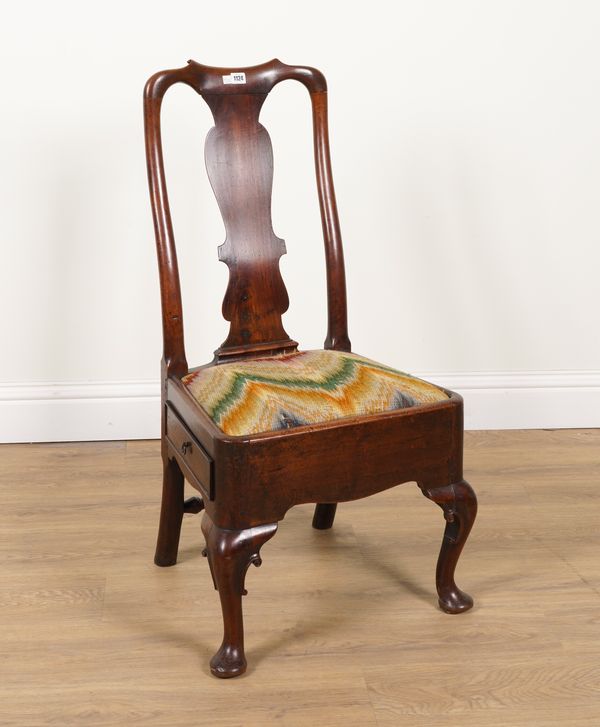 AN UNUSUAL QUEEN ANNE WALNUT FRAMED VASE BACK SINGLE CHAIR WITH SIDE FRIEZE DRAWER