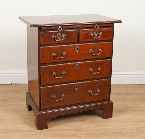 A SMALL 18TH CENTURY MAHOGANY CHEST OF DRAWERS WITH BRUSHING SLIDE OVER FIVE DRAWERS