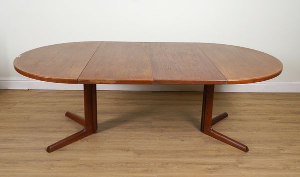 GUDME MOBELFABRIK, DENMARK; A MID 20TH CENTURY CIRCULAR TEAK EXTENDING DINING TABLE