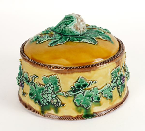 A WEDGWOOD MAJOLICA CIRCULAR VEGETABLE TUREEN , COVER AND LINER (3)