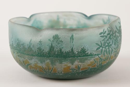 A DAUM NANCY CAMEO GLASS BOWL