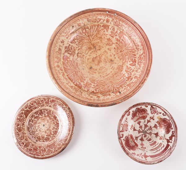 AN HISPANO MORESQUE COPPER LUSTRE DISH, A SMALL PLATE AND SMALL BOWL (3)