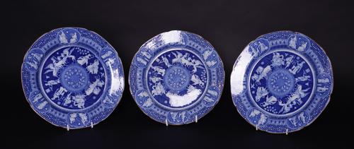 TWENTY TWO HERCULANEUM BLUE AND WHITE PEARLWARE PEARLWARE `GREEK' PATTERN DINNER PLATES
