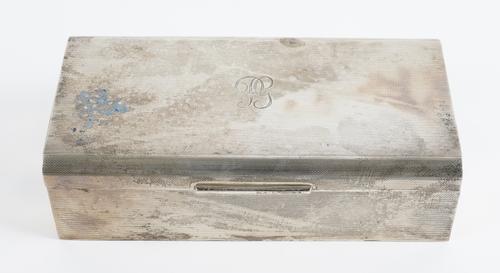 A SILVER RECTANGULAR TABLE CIGARETTE BOX