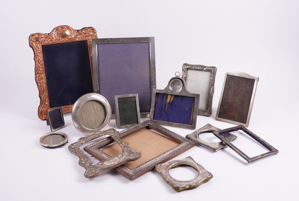 THIRTEEN SILVER MOUNTED PHOTOGRAPH FRAMES AND ANOTHER LARGER PHOTOGRAPH FRAME (14)