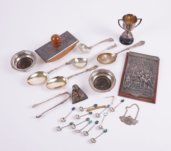 A GROUP OF FOREIGN AND PLATED WARES (26)