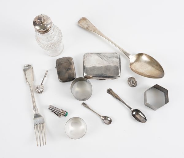 A GROUP OF SILVER AND SILVER MOUNTED WARES (13)