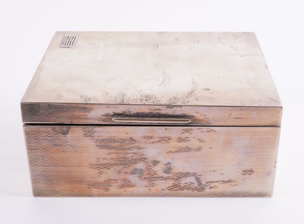 A SILVER RECTANGULAR CIGAR/TOBACCO BOX