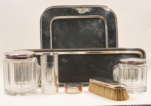 A SILVER TALCUM POWDER DISPENSER AND SIX FURTHER ITEMS (7)