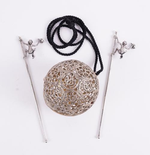 TWO PATRICK MAVROS MODELS OF MONKEYS AND POLES AND A POT POURRI POMANDER (3)