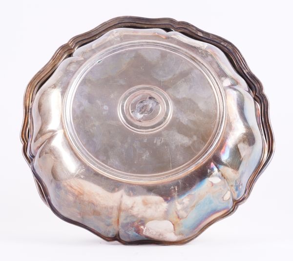 A SHAPED CIRCULAR LIDDED ENTREE DISH DETAILED 830S