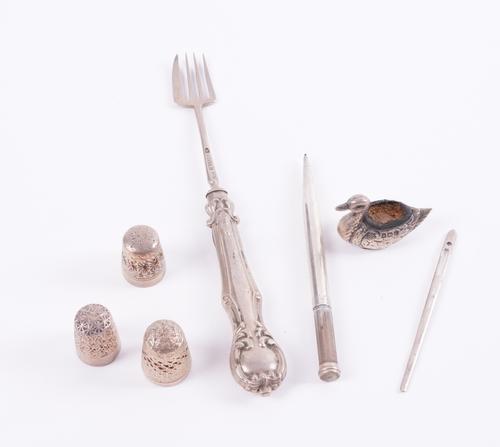 A SILVER PIN CUSHION DESIGNED AS A DUCK AND SIX FURTHER ITEMS (7)