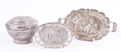 A TWIN HANDLED SHAPED OVAL DISH, A SMALL SHAPED OVAL DISH AND A CIRCUALR BOX AND COVER (3)