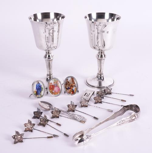 A PAIR OF SILVER GOBLETS AND FURTHER ITEMS (18)