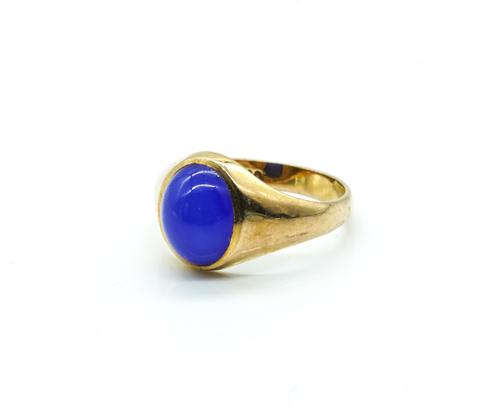 A 9CT GOLD  AND BLUE STAINED CABOCHON AGATE SINGLE STONE RING