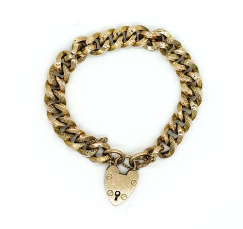 A GOLD CURB LINK BRACELET