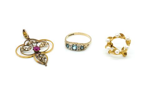 A 9CT GOLD AND CULTURED PEARL BROOCH AND TWO FURTHER ITEMS (3)