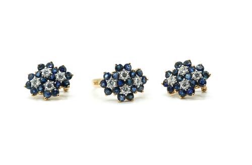 A GOLD, SAPPHIRE AND COLOURLESS GEM SET RING AND A MATCHING PAIR OF EARCLIPS (2)