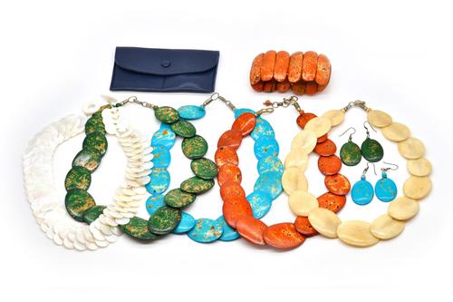 A MOTHER-OF-PEARL NECKLACE AND SEVEN FURTHER ITEMS (8)