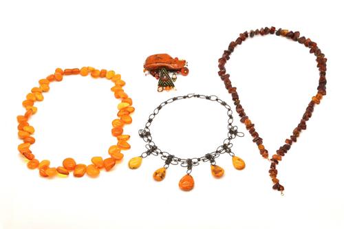 A SINGLE ROW NECKLACE OF AMBER BEADS AND THREE FURTHER ITEMS (4)
