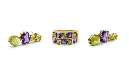 A PERIDOT AND AMETHYST RING AND A PAIR OF PERIDOT AND AMETHYST EARRINGS (2)