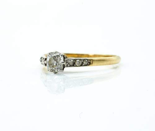A GOLD, PLATINUM AND DIAMOND RING